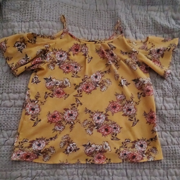 AUW Tops - 💕AUW | Cold Shoulder Floral top💕